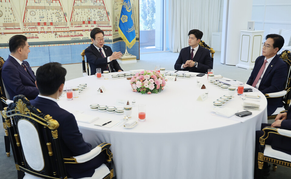 이재명 대통령이 22일 서울 한남동 관저에서 열린 여야 지도부와의 오찬 회동에서 발언하고 있다. 사진=연합뉴스