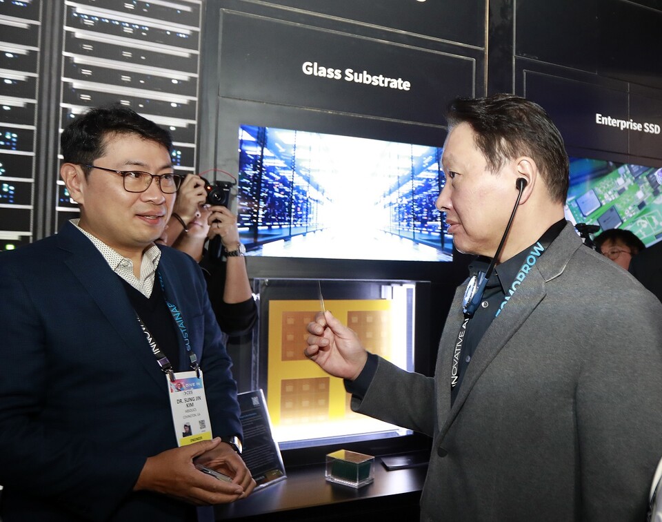 'CES 2025' SK전시관에서 유리기판 살펴보는 최태원 회장/SK 제공.