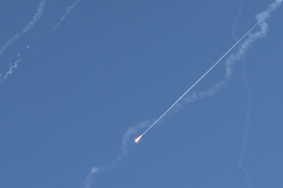 22일(현지시간) 예루살렘 상공에 보이는 탄도미사일을 요격하려는 이스라엘의 미사일 방어 시도./연합뉴스