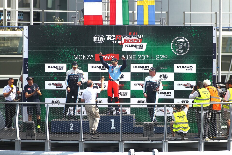 노버트 미첼리즈 선수가 6월 20일(금)~22일(일, 현지시간) 열린 '2025 TCR 월드투어' 3라운드 이탈리아 대회에서 우승을 차지하고 포디움에서 기뻐하는 모습./현대자동차