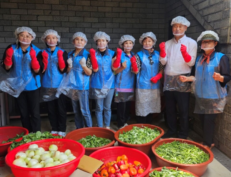 해운대자생한방병원 임직원과 자생봉사단이 장애인 가정에 전달해줄 김치를 담그고 있다./자생한방병원 제공