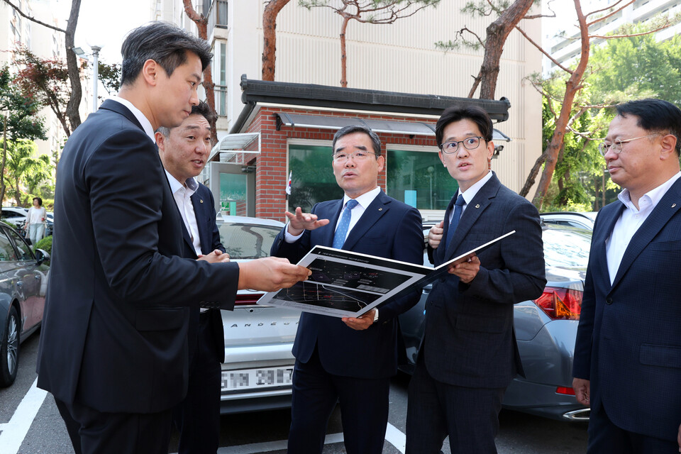 김보현 대우건설 사장(왼쪽에서 3번째)이 개포우성7차 단지를 방문해 현장을 둘러보고 있다./대우건설
