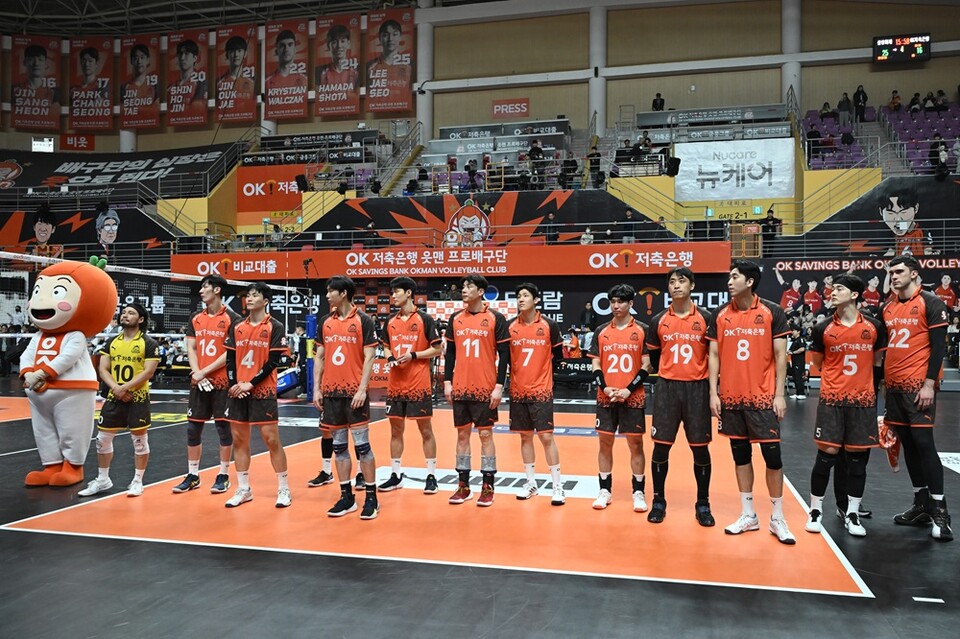 OK저축은행 선수단이 2024-2025시즌 마지막 홈경기를 마친 뒤 안산 팬들에게 인사하고 있다. /KOVO 제공
