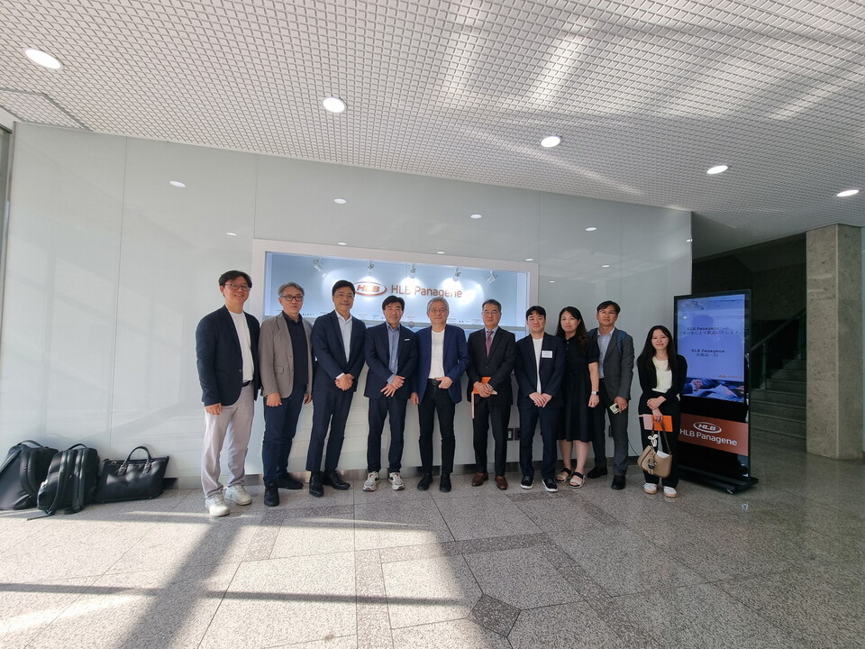 ACA의 핵심 임원들이 HLB파나진을 방문해 기념촬영을 하고 있다. /HLB그룹 제공