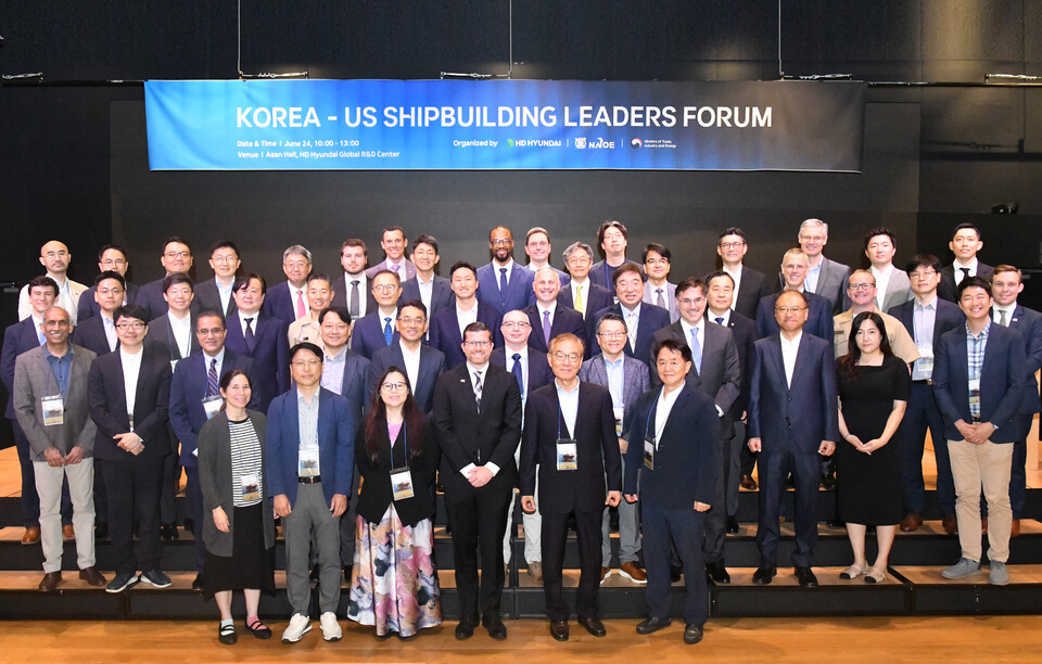 24일 HD현대 글로벌R&D센터에서 열린 '한·미 조선협력 전문가 포럼'에서 양국 정부 관계자 및 조선·해양 전문가들이 단체 기념 촬영을 하고 있다./HD현대