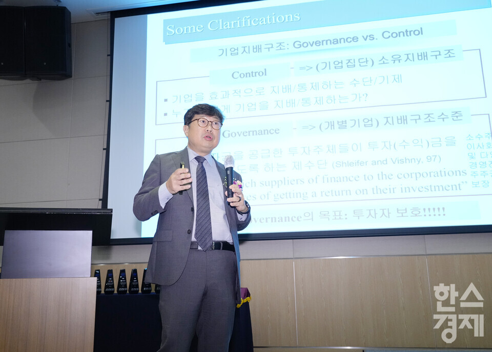 김우진 서울대 경영대학 교수가 19일 서울 여의도 FKI타워(구 전경련회관)에서 열린 한스경제 창간 10주년 기념 ‘2025 ESG 코리아 포럼 및 시상식(2025 ESG Korea Forum & Awards)’에서 ‘한국 기업지배구조 현황과 전망’을 주제로 강연하고 있다. / 최대성 기자