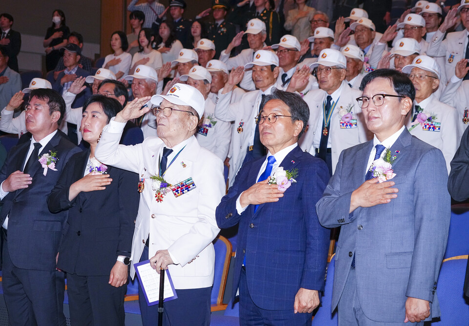 강기정 광주광역시장이 25일 남구 빛고을시민문화관에서 열린 '6·25전쟁 제75주년 기념식'에 참석해 참전유공자 등 내빈들과 국민의례를 하고 있다./사진=광주광역시