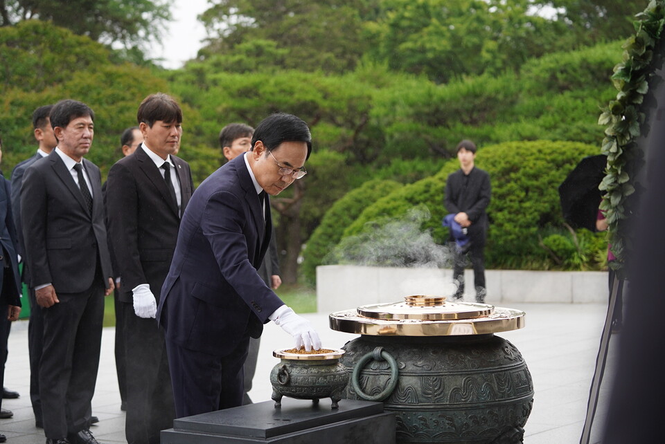 이용배 현대로템 대표가 25일 국립서울현충원 현충탑에서 순국선열 및 호국영령에 분향하고 있다./현대로템