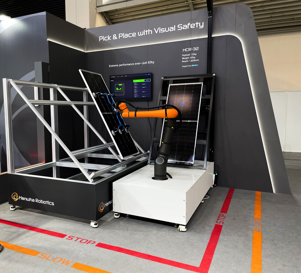 한화로보틱스가 오토매티카 2025에 첫 참가했다. 한화로보틱스 부스에 전시된 고가반하중 협동로봇 HCR-32./한화로보틱스 