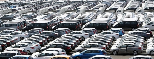 현대자동차 수출 선적부두에 자동차 전용선박에 실려 외국으로 수출될 자동차들이 줄지어 서 있다./연합뉴스