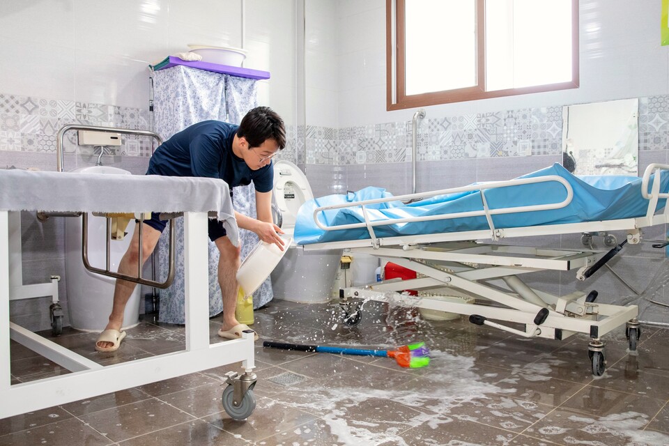 지난 25일 ‘1사 1시설 온기나눔’ 봉사활동에 참여한 고려아연 온산제련소 직원이 울산 울주군 수연재활원에서 생활공간 청소를 하고 있다./고려아연