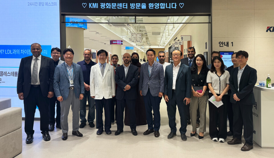 사우디아라비아 국영병원 PSMMC 사절단이 지난 19일 KMI 광화문센터를 방문해 시설 견학 후 참석자들과 기념 촬영을 하고 있다. /KMI한국의학연구소 제공