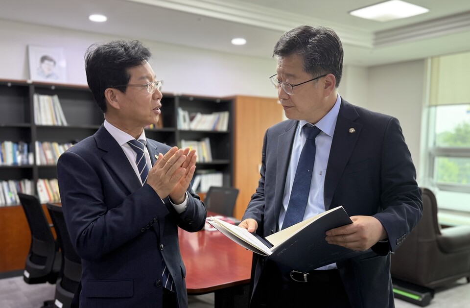 박병규 청장(왼쪽)이 안호영 위원장과 면담을 하고 있다. /사진=광산구