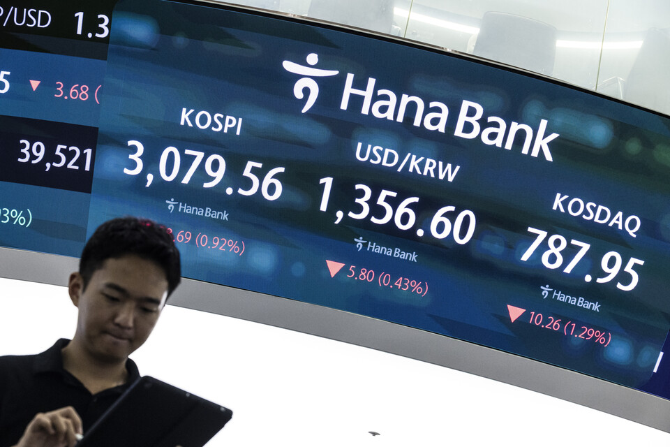 코스피가 26일 외국인과 기관의 차익실현 거래 영향으로 전장보다 28.69포인트(0.92%) 내린 3079.56으로 장을 마쳤다. /사진=연합뉴스