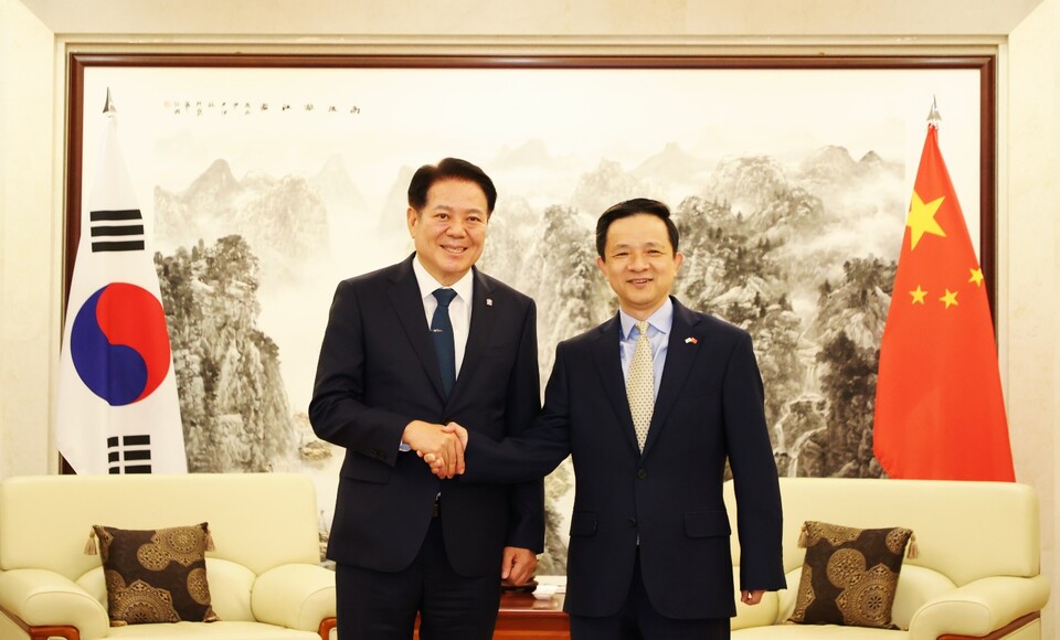 최대호 안양시장은 지난 25일 서울 중구 주한중국대사관에서 다이빙(戴兵) 주한 중국대사와 간담회를 갖고, 한중 지방외교의 발전 방향과 실질 협력 방안을 심도 있게 논의했다./ 안양시 제공