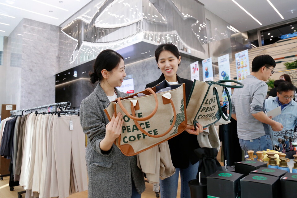 광동제약 ‘기부형 플리마켓’ 행사에 참여한 임직원과 지역 주민. /광동제약 제공