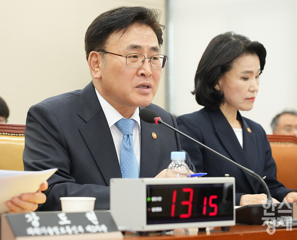 유상임 과학기술정보통신부 장관이 8일 오후 서울 여의도 국회에서 열린 과학기술정보방송통신위원회 전체회의에 출석해 의원 질의에 답변하고 있다. /최대성 기자 dpdaesung@sporbiz.co.kr 2025.05.08.