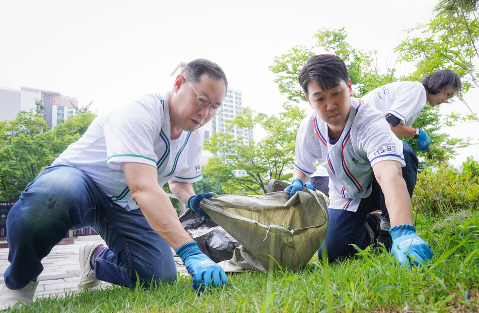 HS효성이 창립 1주년을 맞이해 26일 서울 서초구 서래공원에서 ‘HS효성 가치또같이 봉사단’ 발대식을 열고, 환경정화활동을 진행했다. 조현상 HS효성 부회장(왼쪽)./HS효성 제공