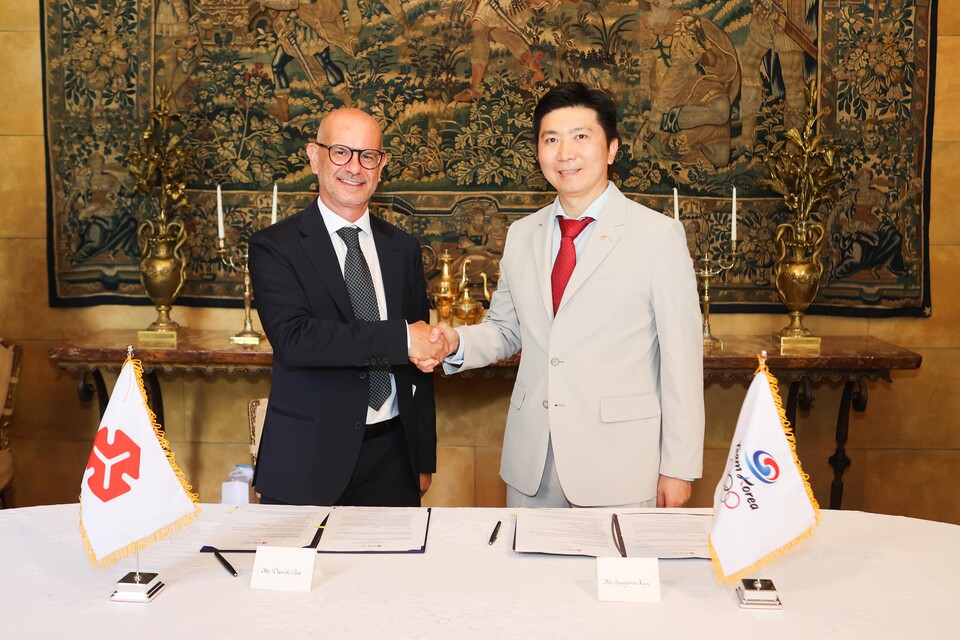 코리아하우스 협약식 모습. (왼쪽부터) 다비데 우자이 이탈리아환경기금 대표, 유승민 대한체육회장. /대한체육회 제공