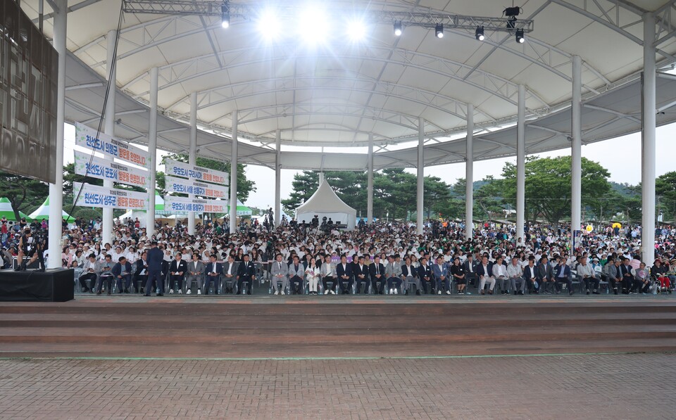 무안군은 26일 무안 회산백련지 일원에서 ‘제28회 무안연꽃축제’의 화려한 개막을 했다. /사진=무안군