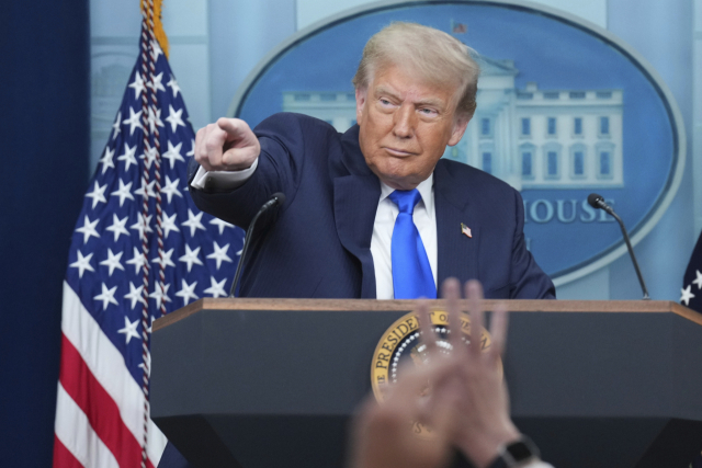 도널드 트럼프 미국 대통령은 27일(현지시간) 캐나다와의 무역 협상을 전면 중단했다. / 연합
