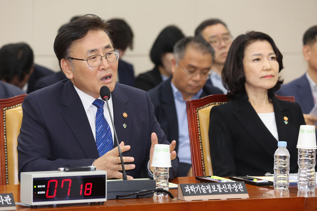 27일 국회 과학기술정보방송통신위원회 전체회의에서 유상임 과학기술정보통신부 장관이 의원질의에 답하고 있다. 연합뉴스