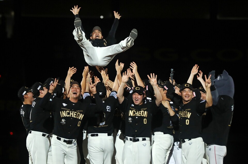 28일인천 SSG랜더스필드에서 열린 한화 이글스와의 경기가 끝난 뒤, SSG는 김강민의 은퇴식을 열었다. /구단 제공