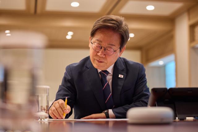 이재명 대통령이 23일 서울 용산구 대통령실 청사 집무실에서 프라보워 수비안토 인도네시아 대통령과 취임 후 첫 전화 통화(블루투스 스피커)를 하고 있다. 사진=연합뉴스