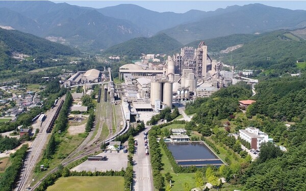 쌍용C&E가 신용평가사들의 경고를 무시하고 고배당을 실시하면서 재무구조가 악화해 신용등급이 하향 조정됐다. / 사진=쌍용C&E.