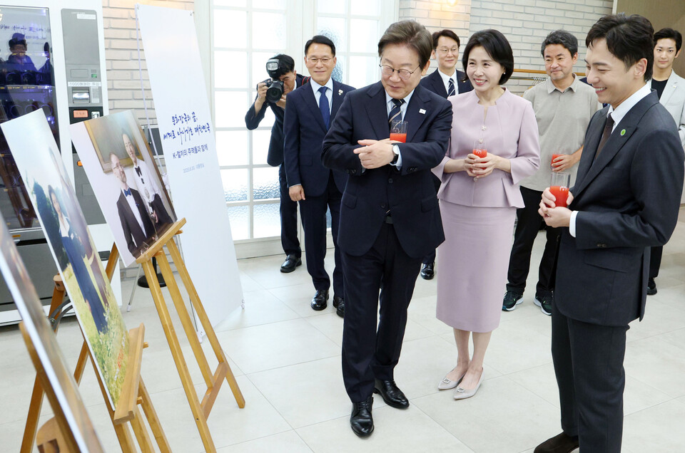 이재명 대통령과 김혜경 여사가 30일 서울 용산 대통령실 파인그라스에서 열린 문화예술계 수상자 간담회에서 토니상 6관왕을 석권한 뮤지컬 '어쩌면 해피엔딩' 박천휴 작가 등 참석자들과 환담을 하고 있다. 사진=연합뉴스