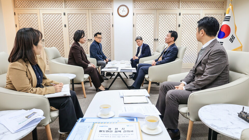 과천시(시장 신계용)가 시민들의 오랜 숙원이었던 지하철 4호선 과천역과 정부과천청사역 개찰구 방향 변경을 이끌어내며 시민 이동 편의 개선에 큰 전기를 마련했다./ 과천시 제공
