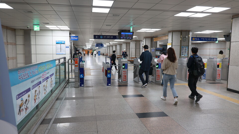 과천시는 이번 구조 변경을 위해 지난 1년간 전방위적 노력을 기울여 왔다. 특히 지난해 9월 과천역 비상개찰구 전면 폐쇄 이후 시민 불편이 가중되자, 시는 즉각 ‘시니어 지하철 안전지킴이’를 배치해 안전을 보완하고, 한국철도공사와 협력해 비상개찰구를 ‘주민 통행로’로 운영하는 임시 조치를 시행했다./ 과천시 제공