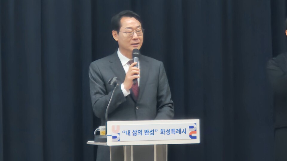 정 시장은 1일 열린 시정 브리핑에서 “화성은 지난 3년간 인구 105만 특례시로 성장하며 반도체·바이오·미래모빌리티 등 첨단산업을 중심으로 탄탄한 경제 기반을 구축했다”며 “AI전략담당관 신설, MARS 2025 개최 등 전국 최초의 정책을 통해 AI 선도도시로 발돋움하고 있다”고 강조했다./ 김두일 기자