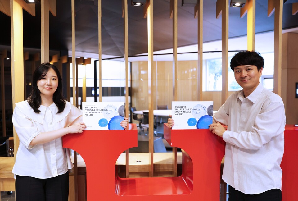 HDC현대산업개발은 글로벌 ESG 공시기준을 준수한 지속가능경영보고서 2025를 발간했다./HDC현대산업개발