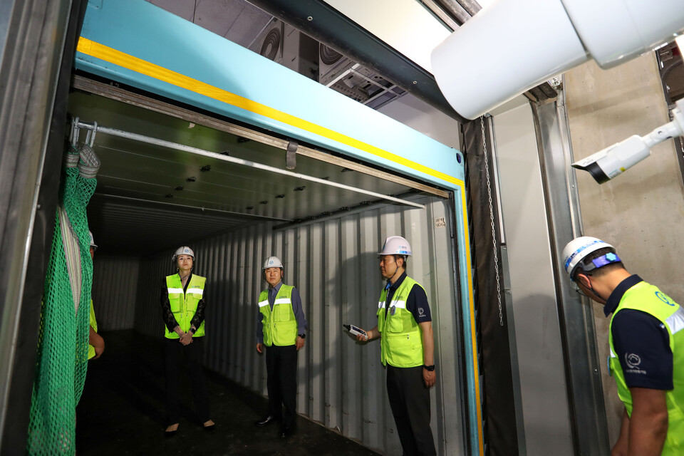 한진 조현민 사장과 노삼석 대표(왼쪽부터)가 지난달 25일 대전 메가허브터미널을 방문해 증설된 냉·난방설비에서 관계자로부터 설명을 듣고 있다./한진