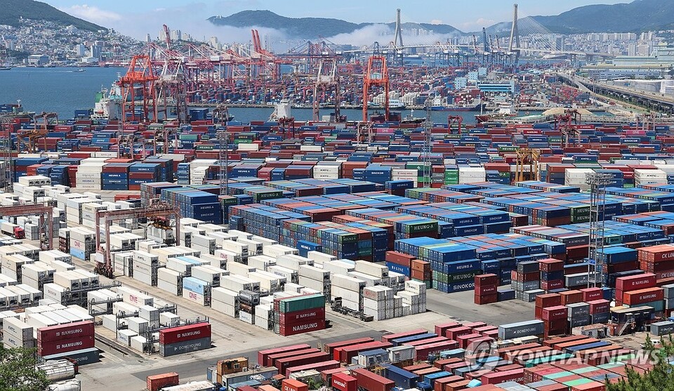 수출입 컨테이너 화물이 쌓여 있는 부산항 신선대·감만부두./연합뉴스