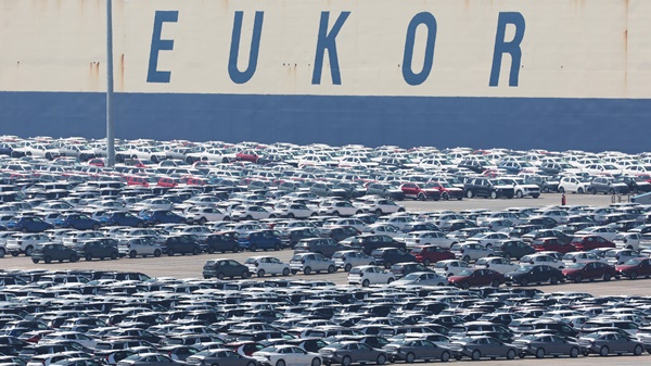 평택항에 수출용 자동차가 세워져 있는 모습./연합뉴스