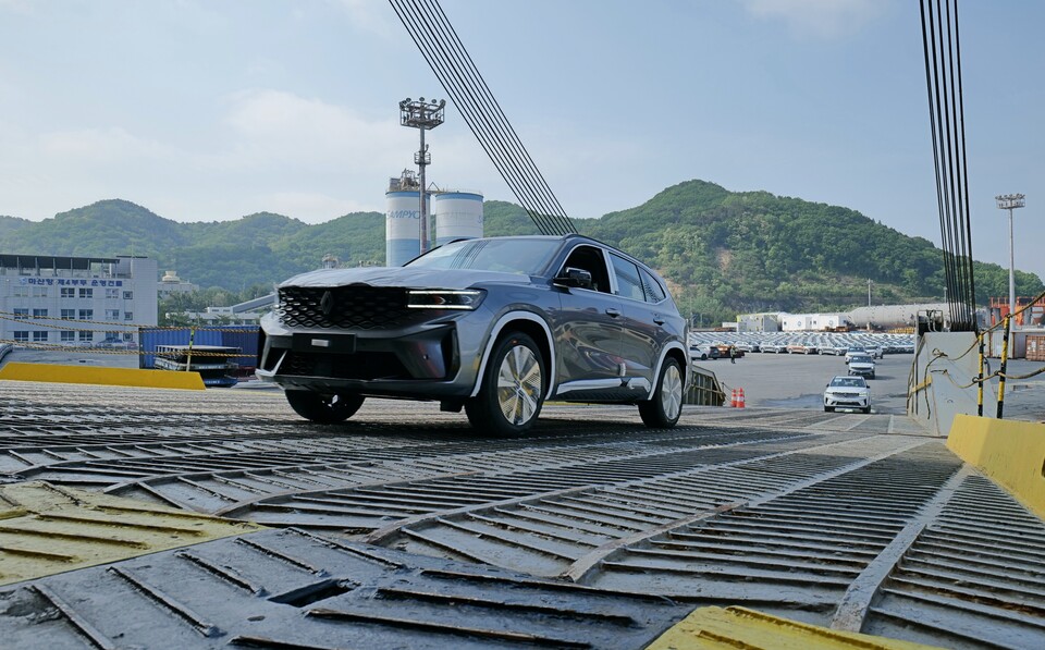 지난달 중남미와 중동 지역 13개 국가로 수출하기 위해 선적 중인 르노코리아의 ‘그랑 콜레오스’./르노코리아