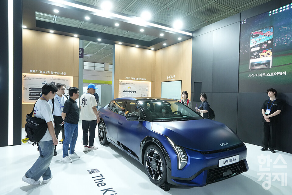 20일 서울 강남구 코엑스에서 2025 메타버스 엑스포(METAVERSE EXPO 2025)가 열리고 있다. 많은 관람객이 기아 부스에서 다양한 AI 기술이 접목된 EV4 자동차를 살피고 있다. /최대성 기자 dpdaesung@sporbiz.co.kr 2025.06.20. 