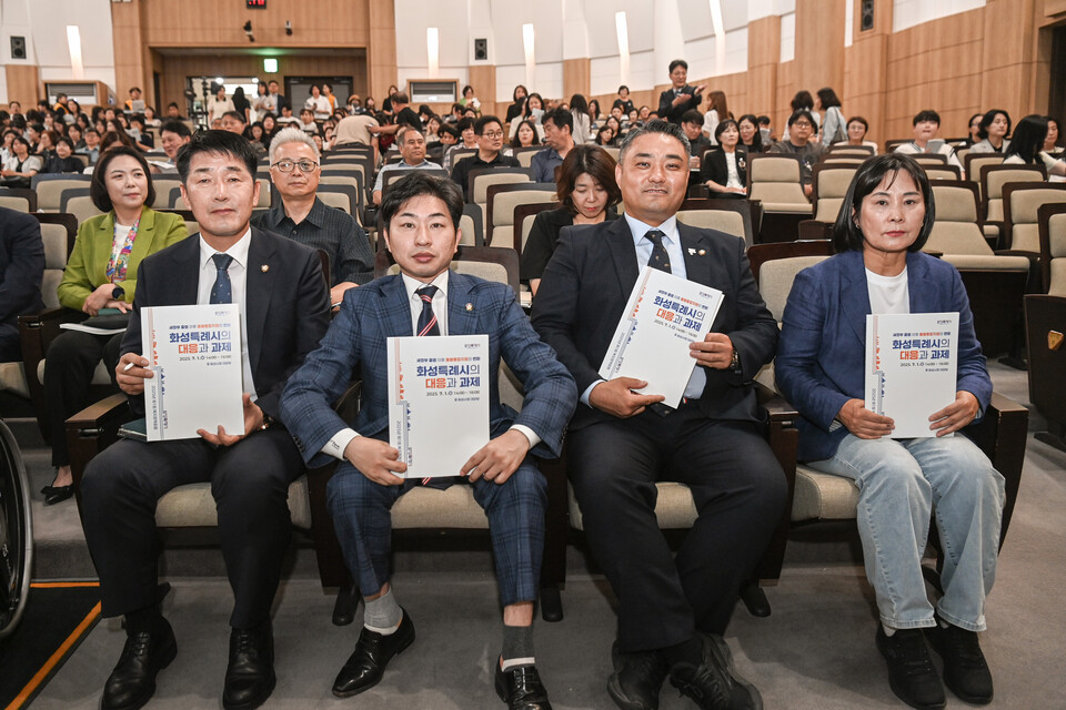 배 의장은 “초고령사회는 더 이상 미래의 문제가 아니다. 시민 삶의 현장을 지키는 지방의회가 실질적 변화를 이끌 책임이 있다”며 “화성형 통합 돌봄 체계가 안정적으로 자리잡을 수 있도록 지속적인 정책 개발과 현장 중심 의정활동을 이어가겠다”고 강조했다./ 화성특례시의회 제공