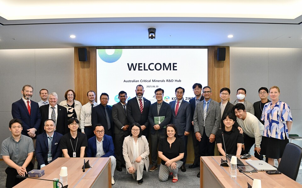 지난달 30일 고려아연과 호주 핵심광물 R&D 허브 대표단이 협력 논의를 위한 미팅을 마친 후 기념 촬영을 하고 있다./고려아연 