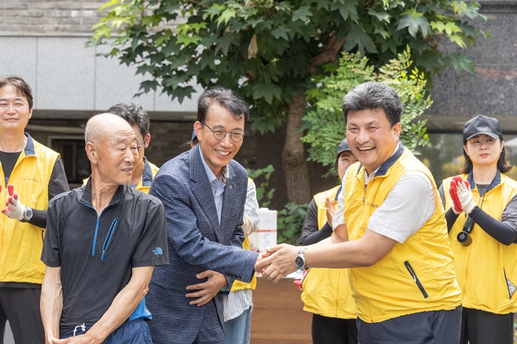 HDC현대산업개발은 지난 30일 서울 송파구에서 사회적협동조합 수, 집으로 가는 길, 송파2동주민센터와 연계해 독거노인 가구를 위한 주거환경 개선 건축봉사활동을 진행했다. (사진 왼쪽 최홍연 송파구 부구청장, 오른쪽 강경민 HDC현대산업개발 도시정비부문 부문장)./HDC현산