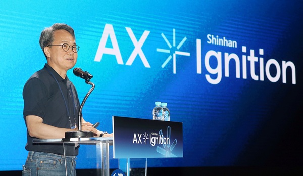 진옥동 신한금융그룹 회장이 인공지능(AI) 기술 전환기는 기업의 생존을 좌우한다며 리더의 민첩한 대응을 강조했다. /신한금융그룹 제공 