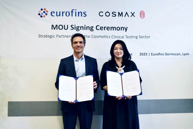 지난달 18일 프랑스 리옹에서 열린 코스맥스와 유로핀즈의 전략적 파트너십 체결식에서 얀 어거스틴 유로핀즈 화장품부문 유럽총괄(왼쪽)과 박새롬 코스맥스 R&I센터 피부임상연구팀장이 기념사진을 찍고 있다./코스맥스 제공.