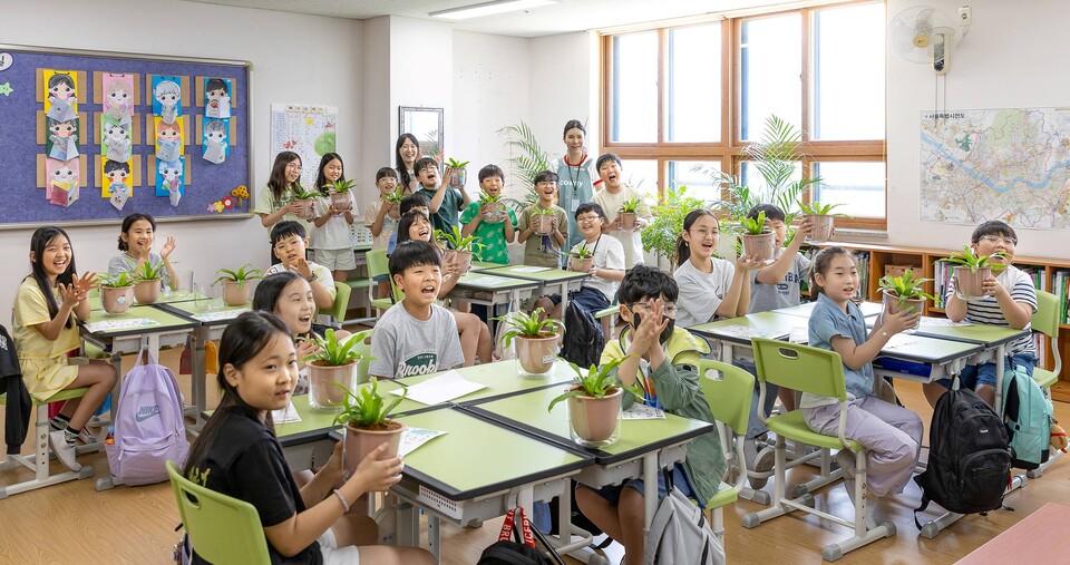 코웨이 '청정학교 교실숲 제7호' 조성./코웨이