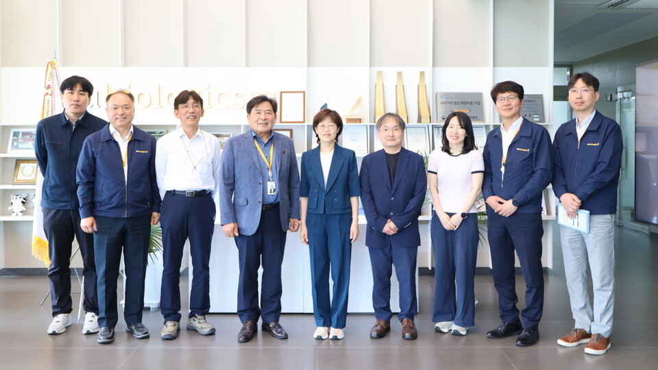 안영진 서울식약청장(오른쪽에서 다섯번째), 백영옥 유바이오로직스 대표이사(왼쪽에서 네번째). /유바이오로직스 제공