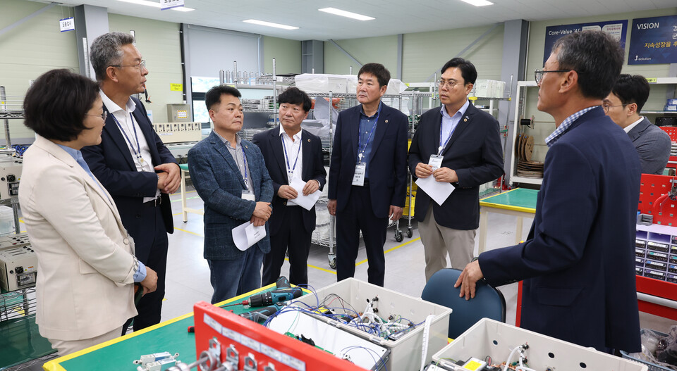 경기도의회 교섭단체 더불어민주당 대표단(대표의원 최종현, 수원7)이 2일 용인시 남사읍에 위치한 반도체 및 디스플레이 부품 제조기업 ㈜제이솔루션을 방문해, 반도체 산업 경쟁력 강화 및 소부장(소재·부품·장비) 기업 지원 방안을 모색했다./ 경기도의회 더불어민주당 제공