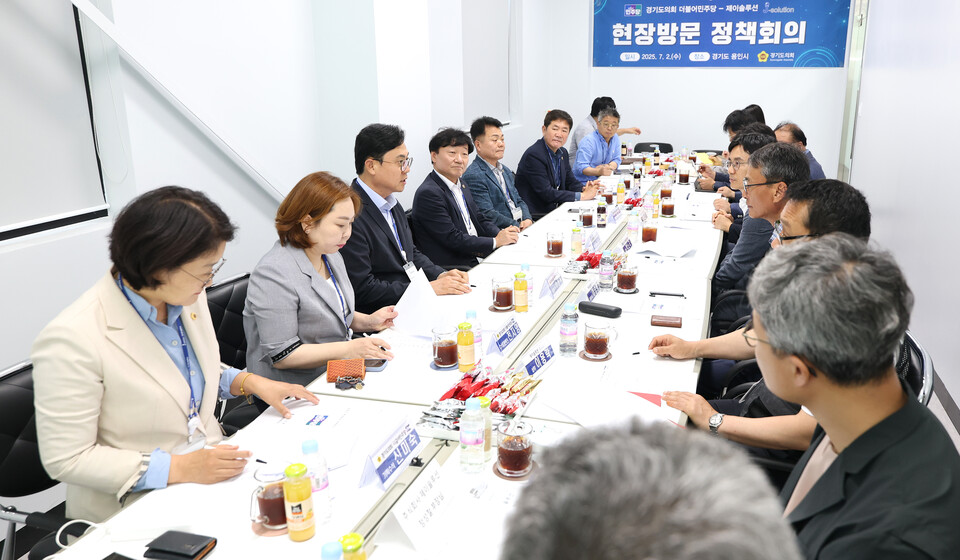 이용욱 총괄수석은 “반도체는 대한민국 산업의 쌀이자 미래 기술주권을 결정짓는 핵심”이라며 “특히 용인은 반도체 산업의 전략 거점으로, 제이솔루션과 같은 소부장 기업의 경쟁력이 생태계 전반의 완성도를 좌우한다”고 강조했다. 이어 “현장에서 겪는 애로사항을 허심탄회하게 공유해 주신 만큼, 도의회 차원에서도 정책 반영 및 제도 개선에 최선을 다하겠다”고 말했다./ 경기도의회 더불어민주당 제공