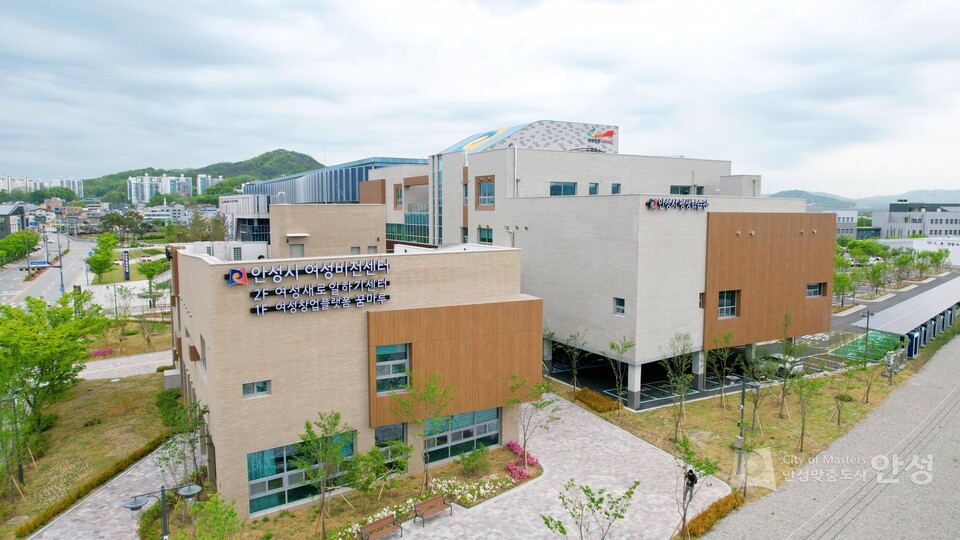 민선8기 안성시는 ▲영유아·아동 복지: 공공산후조리원 유치, 아동보호전문기관 신설, 아동친화도시 인증 추진 등,  ▲청년 정책: 청년문화공간 ‘청년톡톡’ 운영, 주거·해외연수·창업 지원, ▲어르신 복지: 일자리 확대, AI건강관리, 이·미용비 지원, 노인돌봄과 신설했다./ 안성시 제공