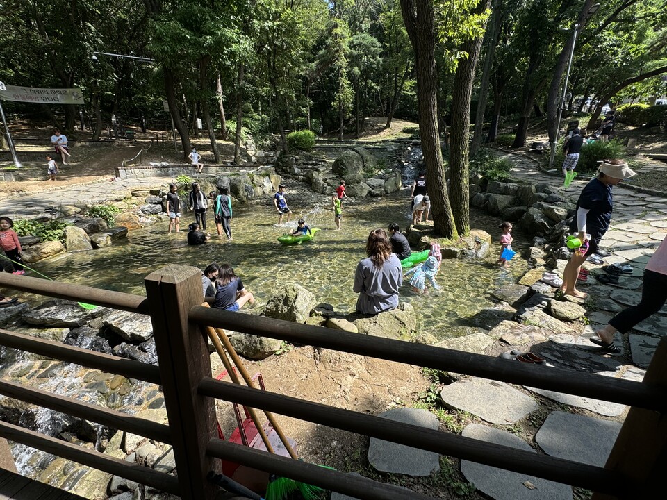 연수구의 물놀이장.